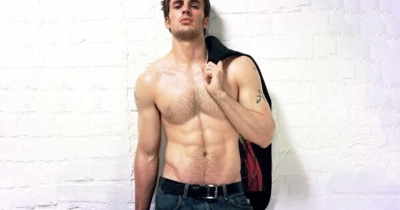 брутален маж со зголемен пенис