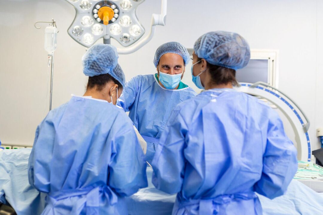 Пластичните хирурзи вршат операција за зголемување на пенисот на мажот